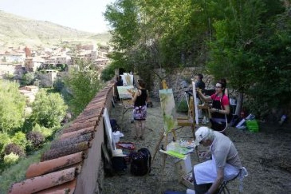 La pintura llena las calles de Albarracín en un curso que reúne a 70 participantes