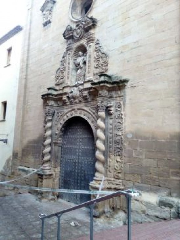 Se desprenden pedazos de argamasa de la fachada de la iglesia del Carmen
