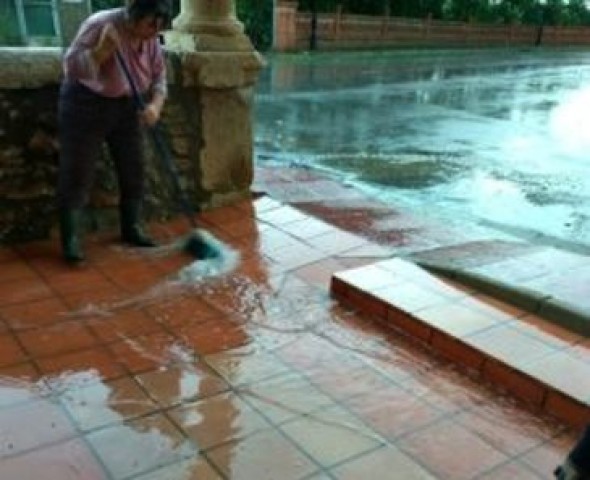 Una fuerte tromba de agua inunda el quiosco de la Fuente y la ermita del Loreto de Cella