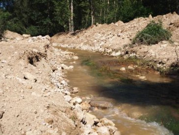 La Confederación Hidrográfica del Júcar abre una zanja para restituir el cauce del río Alfambra