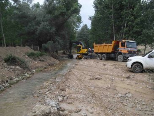 Los arrastres que cegaron el río Alfambra superaron el metro y medio de altura