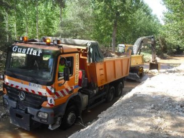 La CHJ retirará  8.000 m3 de sedimentos de la rambla que cegó el río Alfambra