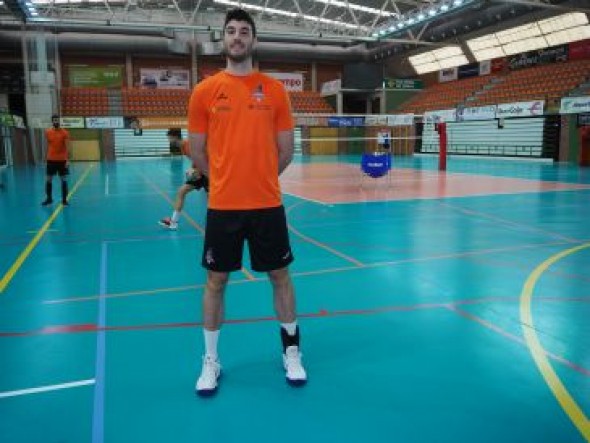 Miki Fornés: “Intentaré adaptarme lo más rápido posible para ayudar al equipo”
El único fichaje de esta temporada estrenó ayer su equipación naranja