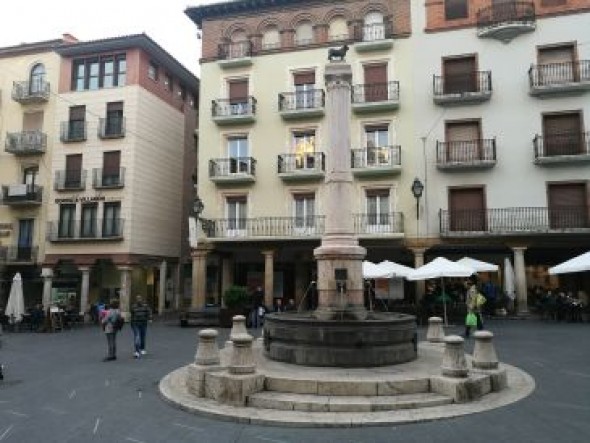 La columna de la fuente del Torico, limpia tras la pintada