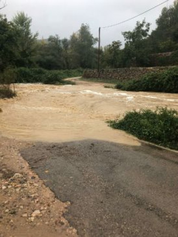 El agua aisla a 30 personas en el barrio de Los Ramones en Olba