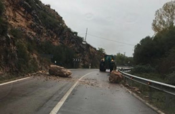 Reabierta la carretera N-330 a la altura de Villastar tras retirar las grandes rocas que han caído