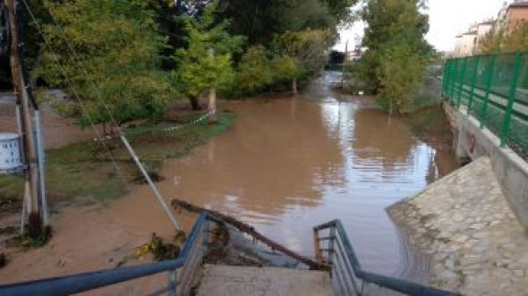 Caminos cortados y huertas anegadas por el alto caudal que llevan los ríos Alfambra y Guadalaviar a su paso por la capital