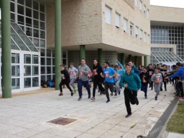 El Campus de Teruel se convierte por un día en una pista de atletismo solidaria de la mano de Save the Children