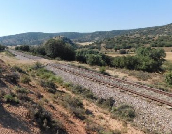 La Plataforma en Defensa del Ferrocarril pide compatibilizar la vía verde de Ojos Negros con un tren turístico