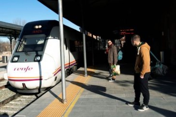 El tren en Teruel: tan lento que hasta lo adelanta un tractor