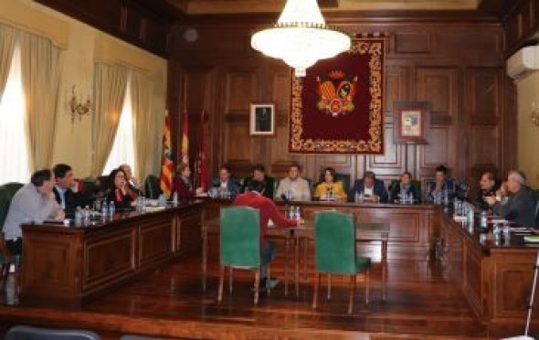 El Ayuntamiento estudiará la ubicación para una escultura de dinosaurios con toboganes