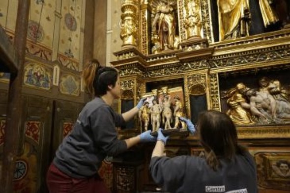 El retablo de San Cosme y San Damián brilla ya en todo su esplendor tras su restauración