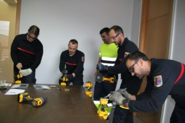 Los bomberos se forman en técnicas de apertura de puertas blindadas