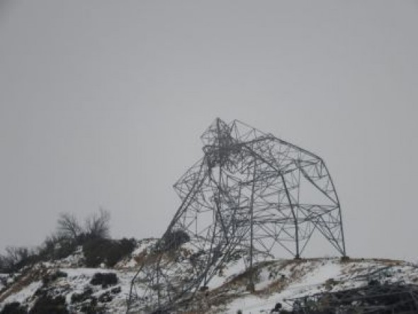 El viento derriba cuatro torres eléctricas en Aliaga y La Zoma