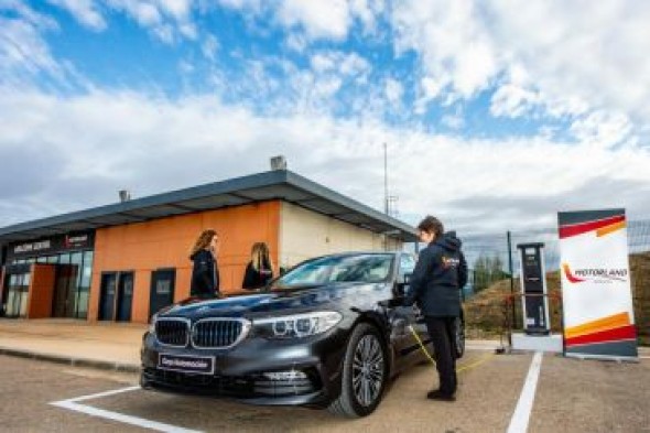 Motorland inaugura tres puntos de recarga para vehículos eléctricos en sus instalaciones