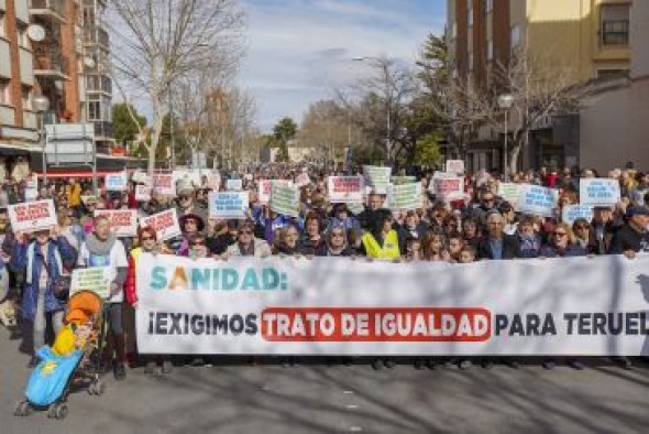 Diez mil turolenses reclaman en la calle una sanidad en igualdad de condiciones