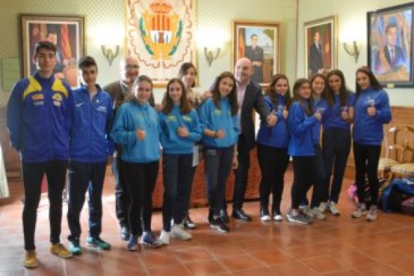 Alcañiz homenajea a sus promesas del atletismo