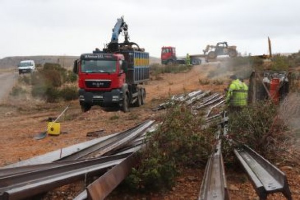 Seprona constata el levantamiento de la vía del tren minero en Villar del Salz