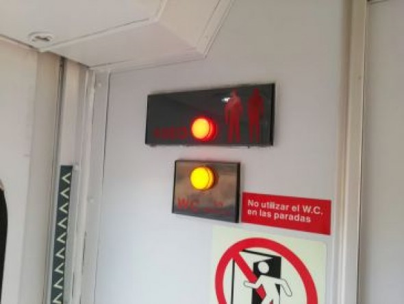 Usuarios del tren se quejan de que no funcionan los baños