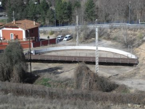 La Asociación Turolense de Amigos del Ferrocarril adecenta el puente giratorio para locomotoras
