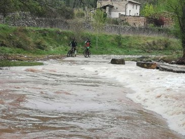 El alcalde de Olba exige la renovación del acceso sobre el cauce del Mijares