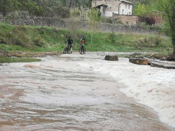 Abierto el acceso al barrio Los Ramones de Olba tras permanecer incomunicado desde el viernes al desbordarse el río Mijares