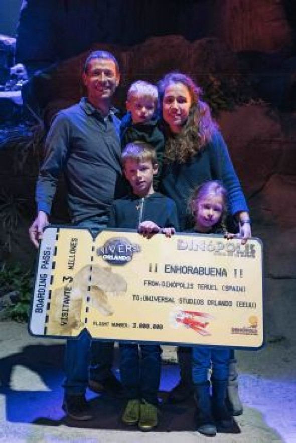 José Enrique Márquez, ganador del premio al visitante tres millones de Dinópolis: “Nos llamó mucho la atención lo didáctico y educativo que es el parque”