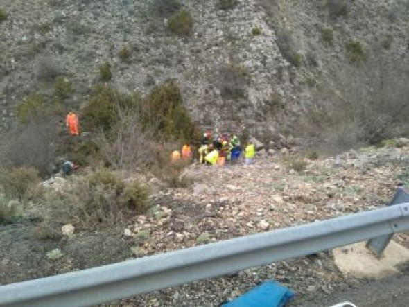 Un motorista resulta herido grave al caer por un barranco cerca de Cedrillas