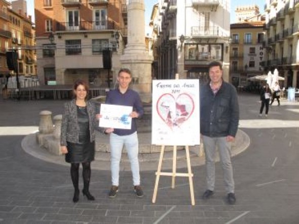 El autor del cartel de la Vaquilla firma su obra y recibe los 1.000 euros del premio