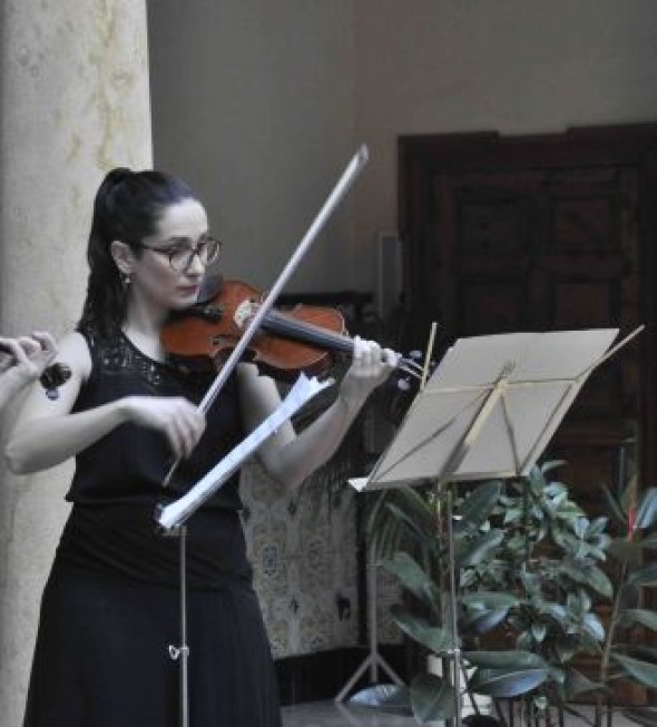 Elena Prieto, profesora de música y violinista turolense: “El violín es muy versátil y cada vez hay más propuestas que lo demuestran”