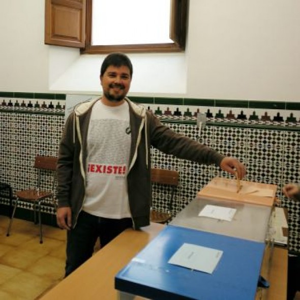 José Manuel Salvador (CHA) vota en Ejulve con mucha ilusión