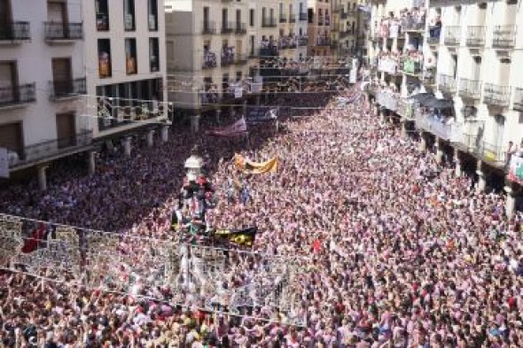 Los peñistas de El Ajo Daniel Igual y Mario Bea Saz colocarán el pañuelo al Torico el sábado de la Vaquilla