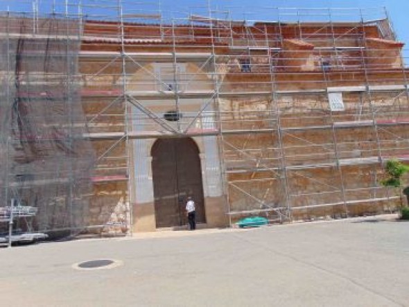 El Gobierno aragonés acomete la restauración de la cubierta, los muros y la torre de la iglesia de Alfambra