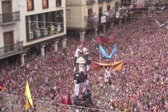 Los peñistas se adueñan de Teruel en el caluroso inicio de la Vaquilla 2019