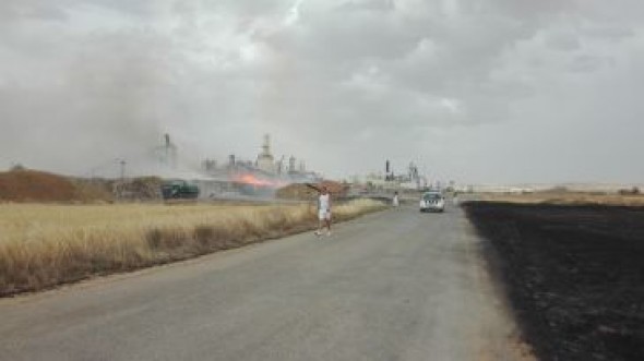 Dieciséis bomberos,nueve vehículos y un helicóptero tratan de controlar el incendio en Utisa II, cuya principal amenaza es el viento