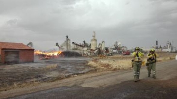 El Gobierno de Aragón vuelca un importante operativo para combatir el fuego en la fábrica maderera de Cella