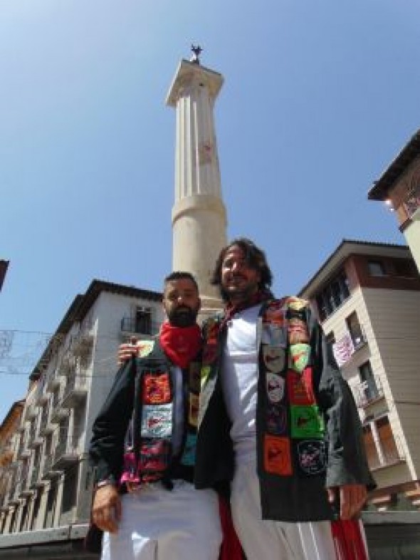 Dos jóvenes veteranos de la peña El Ajo, listos para quitar el pañuelico rojo al Torico