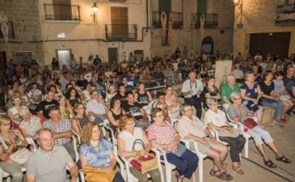 El público abarrota la plaza de Arens para disfrutar del concierto de Carbonell que abrió Matarranya Íntim