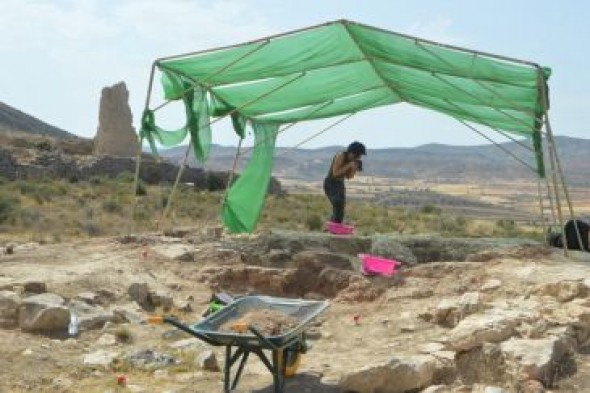 Hallan un túmulo con huesos incinerados y vasijas de ofrendas en el Cabezo de San Pedro de Oliete