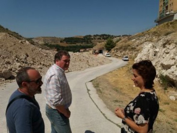La alcaldesa de Teruel visita las obras de ensanchamiento del paso bajo la vía del tren en la Cuesta de los Gitanos