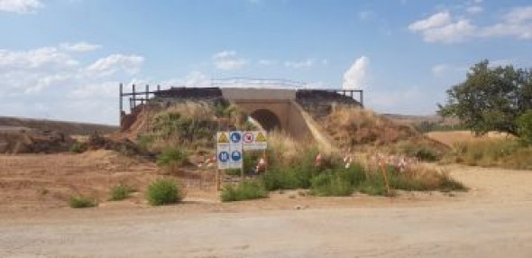 Quejas al no prever las obras del tren la sustitución de un puente de paso bajo la vía en Navarrete