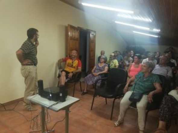 Cuarenta personas asisten en Berge a una charla sobre los chopos cabeceros