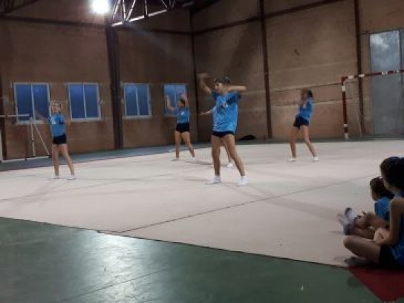 La exhibición del campus de gimnasia rítmica de Aliaga colabora con Anudi