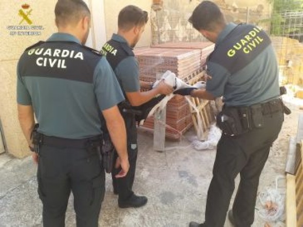 La Guardia Civil rescata en Cella a una cigüeña atrapada en unas obras