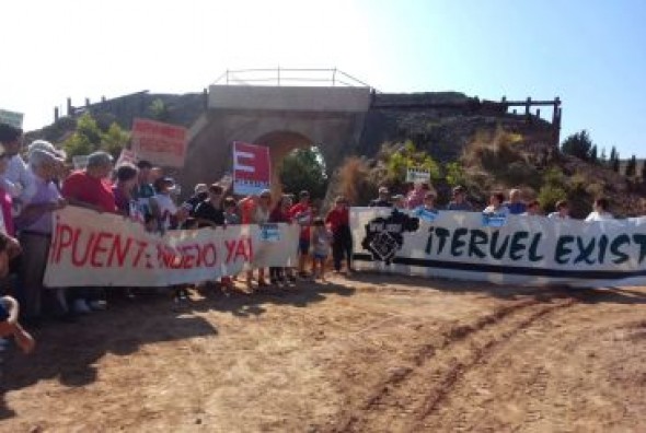 Cerca de 200 personas se manifiestan en Navarrete para reclamar a Adif la mejora del paso inferior bajo la vía del tren