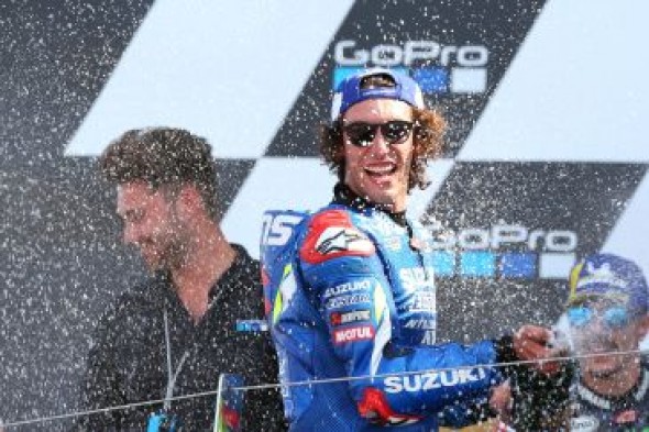 Alex Rins vence en Silverstone por 13 milésimas en un final de infarto y ya es tercero en el campeonato de MotoGP