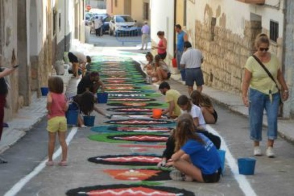 Las alfombras de Aguaviva homenajean al medio rural y rechazan la desertificación