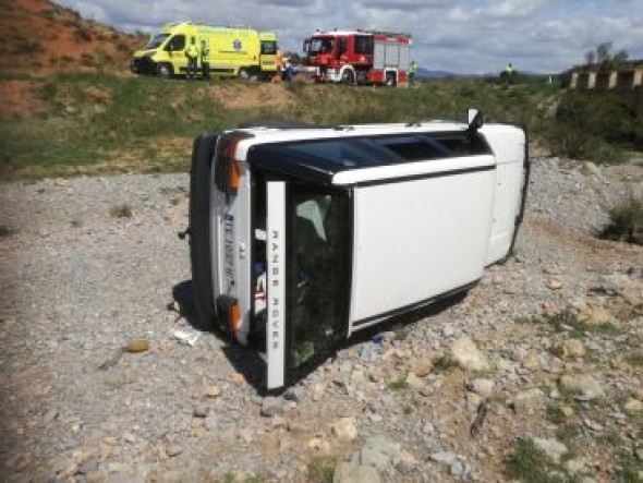 Los bomberos de la DPT rescatan a un hombre atrapado en su coche tras un accidente a la altura de la Escaleruela