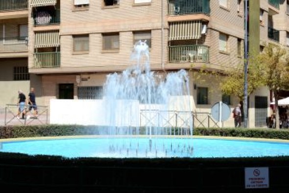 La fuente de colores de Alcañiz, que llevaba varias décadas estropeada, recupera el agua