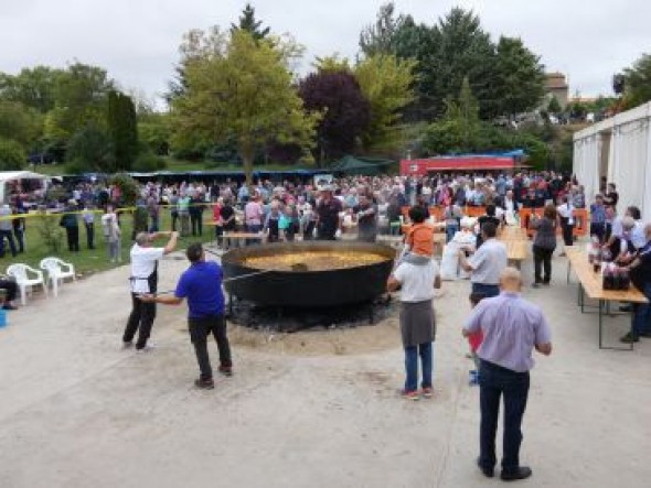 La patata une a los vecinos de Cella con un guiso para más de 2.500 personas